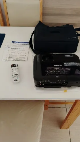 Vendo projetor Epson em bom estado, tudo funcionando com cabos , bolsa , manual