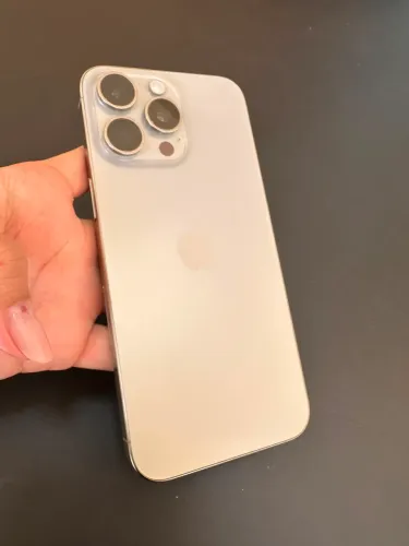 iPhone 15 pro Max 256gb - Natural Titanium - detalhe na tela