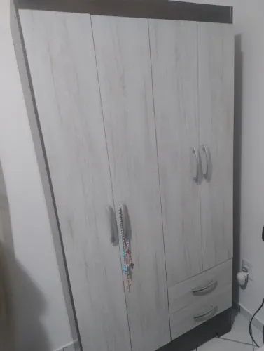 Vendo Guarda Roupa 4 portas e 2 gavetas