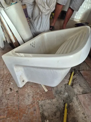 Tanque de louça grande com esfregador e pedestal