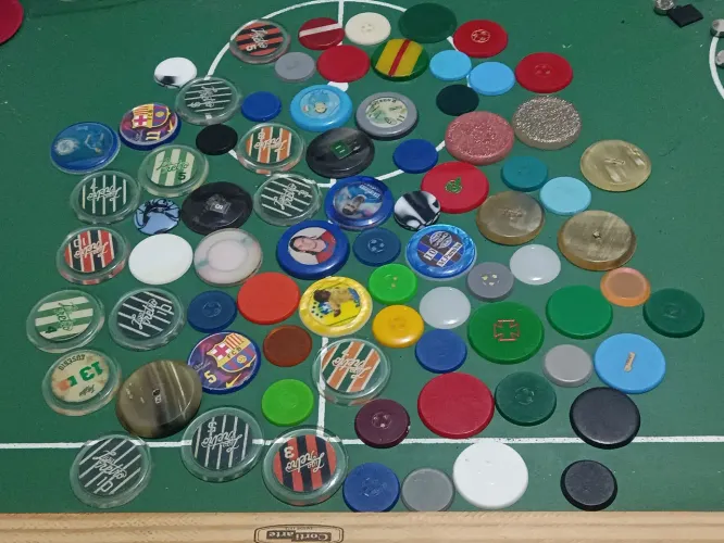 Mega lote com 78 botões futebol de botão