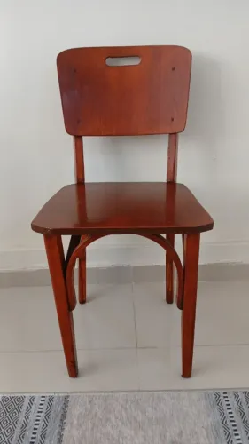 Antiga cadeira em madeira para escritório bar ou sala de espera em perfeito estado