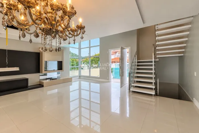 Casa Alto Padrão com 4 Dormitórios, Suíte com Hidromassagem e 3 Vagas em Santo Antônio de