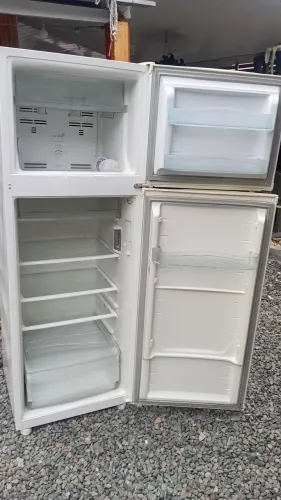 Vendo geladeira funcionando perfeitamente posso entregar dependendo o local