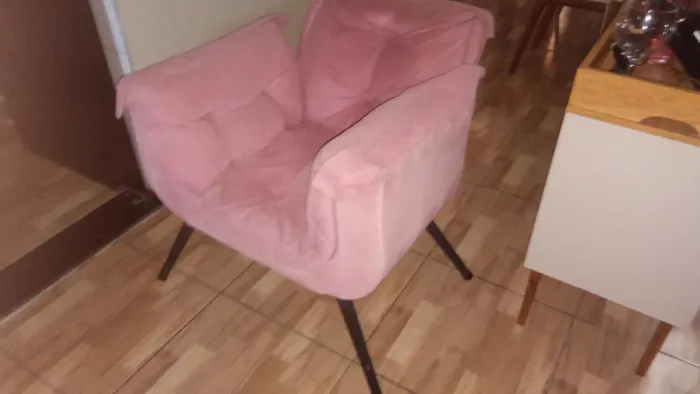 Vendo uma poltrona ela está com o encosto quebrou mais ela está conservada.  