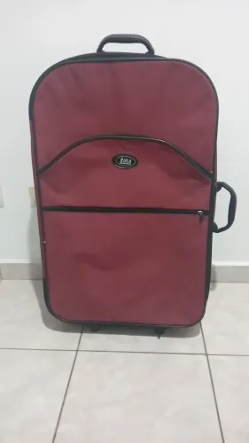 Mala grande de viagem, semi nova.