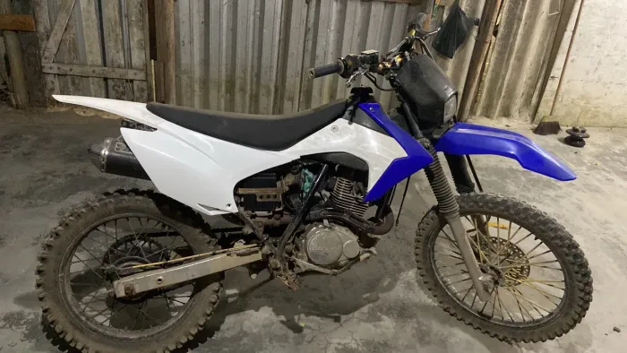 Moto XR 200 preparada para trilha, com documento