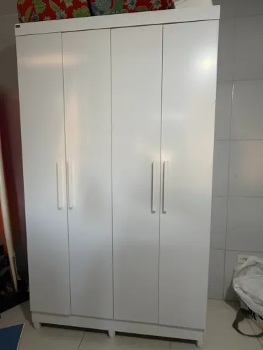 Guarda-Roupa Solteiro Branco 4 Portas e 2 Gavetas (Com Pés)