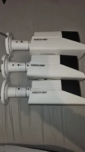 3 CAMERAS DE SEGURANÇA HIKVISION