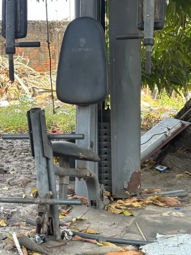 Estação de musculação e um supino
