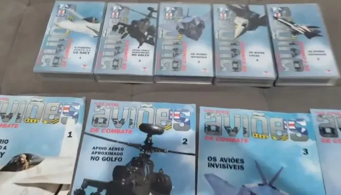 Fitas e revistas aviões de combate