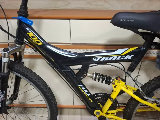 BICICLETA ARO 26 COM CADEIRNHA E CAPACETE 21 MARCHAS