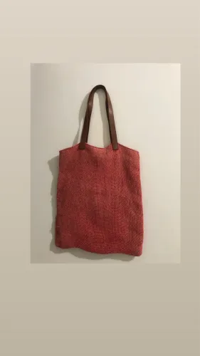 Bolsa tote de praia tem alças de couro