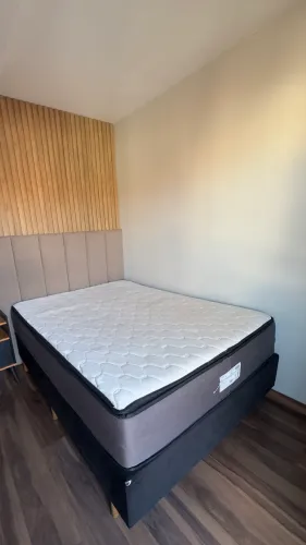 Cama casal Seminova