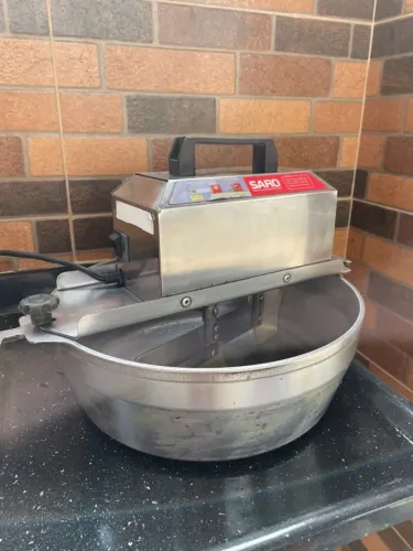 Panela de Brigadeiro SARO 10L Bivolt + Suporte - R$ 600