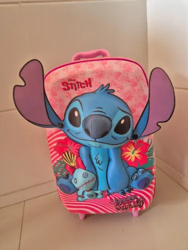 Mochila Stich com rodinhas