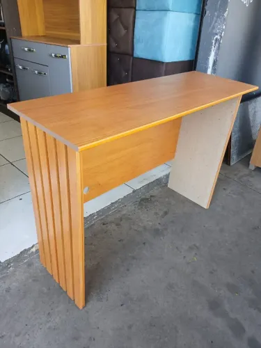 Mesa escrivaninha amadeirada semi-nova conservada
