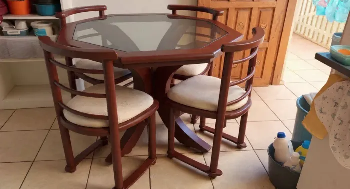 Mesa de Jantar Oitavada (Madeira e Vidro) + 4 Cadeiras Estofadas