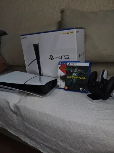PS5 COM LEITOR + 2 CONTROLES + CARREGADOR + CAIXA + JOGOS