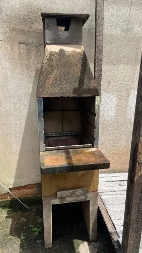 Churrasqueira baby premoldada - só precisa lavar porque esta no tempo e fica nova