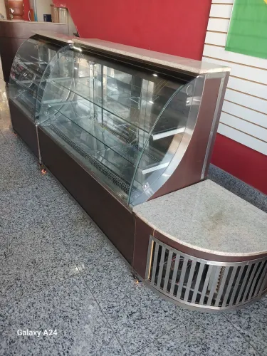 Balcão expositor refrigerado com suport.rodinhas