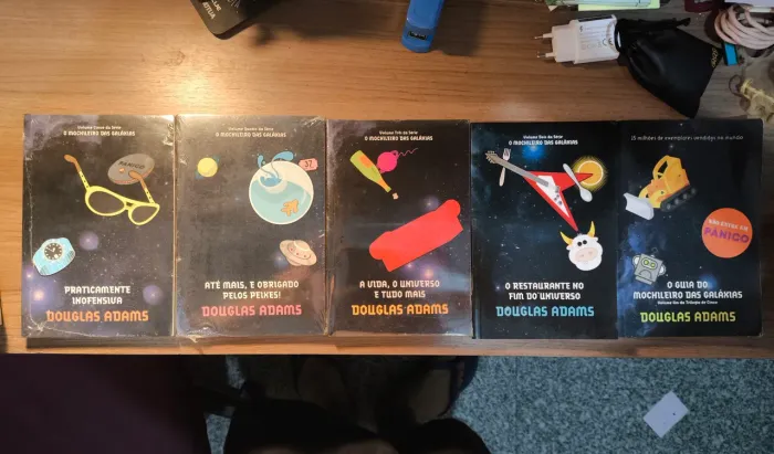 Coleção O Guia do Mochileiro das Galáxias (5 Livros) - Douglas Adams | Ed. Arqueiro