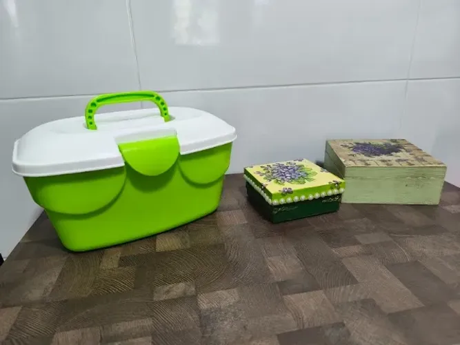 Kit 3 Caixas Organizadoras - Maleta em Plastico Rigido e de Madeira em Decoupagem