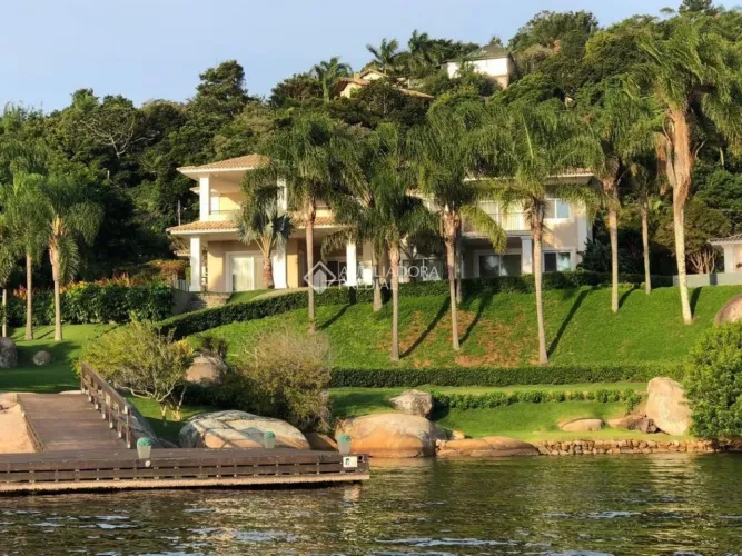 Casa na Lagoa da Conceição na beira da água e inspirada nas casas portuguesas .