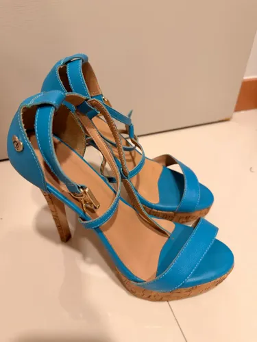 Sandália azul turquesa com salto cortiça - Elegante e estilosa - Tam35