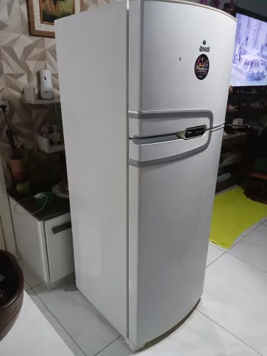 A venda uma linda ? geladeira dúplex fross free vlt 110 painel digital