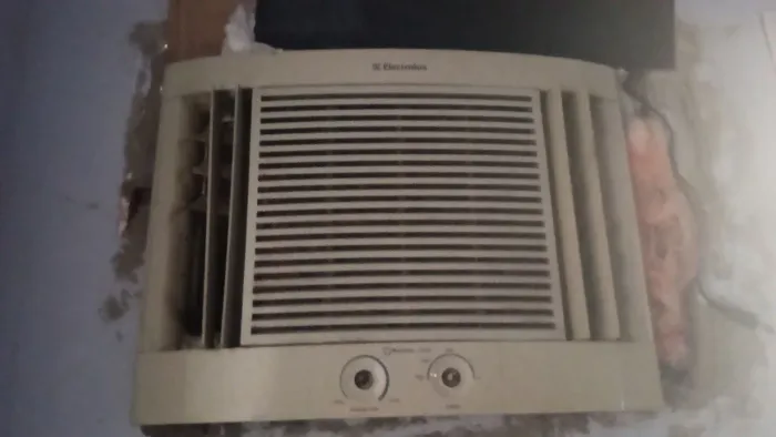 Ar condicionado usado 220 volts já com o conversor para 110 volts