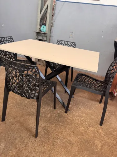 Mesa com 4 cadeiras