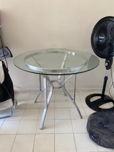 Mesa de vidro com 3 cadeiras