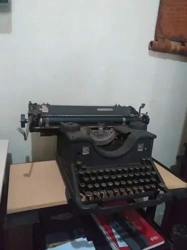 Máquina de escrever antiga da marca olivetti