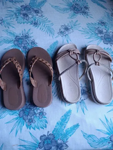 Vendo essas sandálias no precinho, 50 reais as duas!.