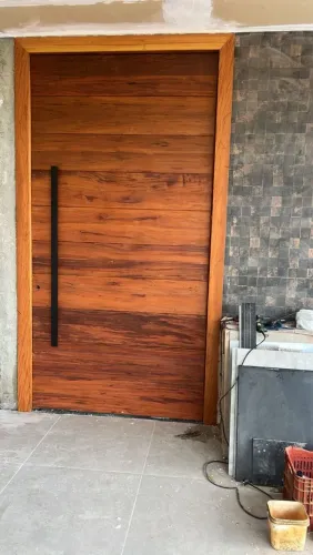 Porta pivotante completa e instalada