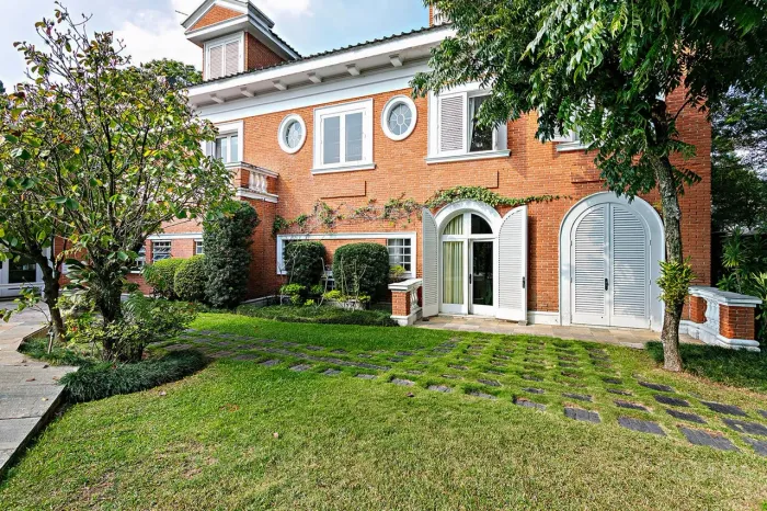 Casa clássica com amplo jardim no Jardim Guedala