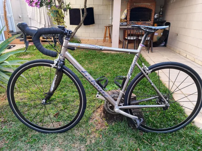 Bicicleta Speed Airborne Zeppelin titanio titanium