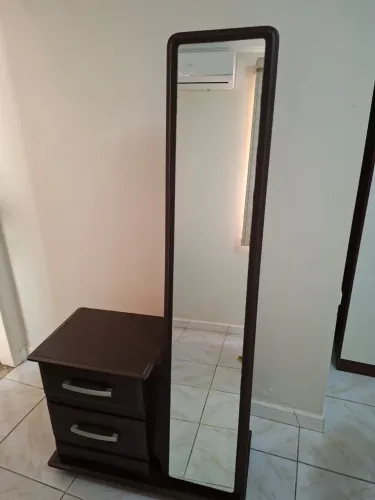 Lindo móvel com espelho e gavetas
