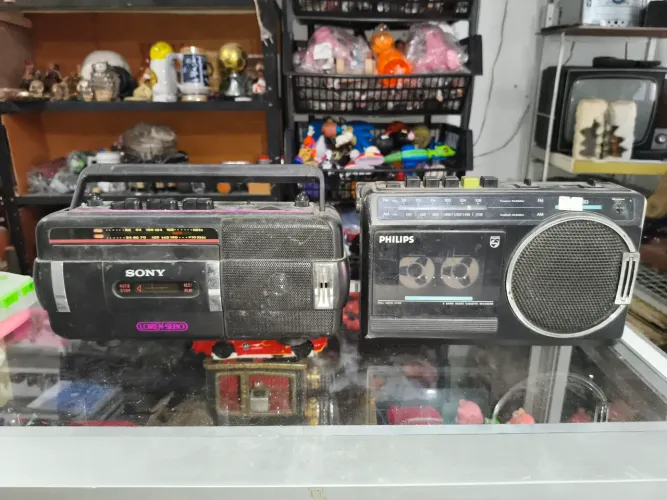 Dois toca-fitas antigo sendo um Sony e um Philips para decoração ou restauração