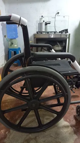 Vende se uma caseira de roda