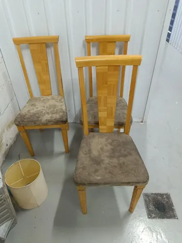 Mesa de vidro triângolar com 6 cadeiras estofadas 