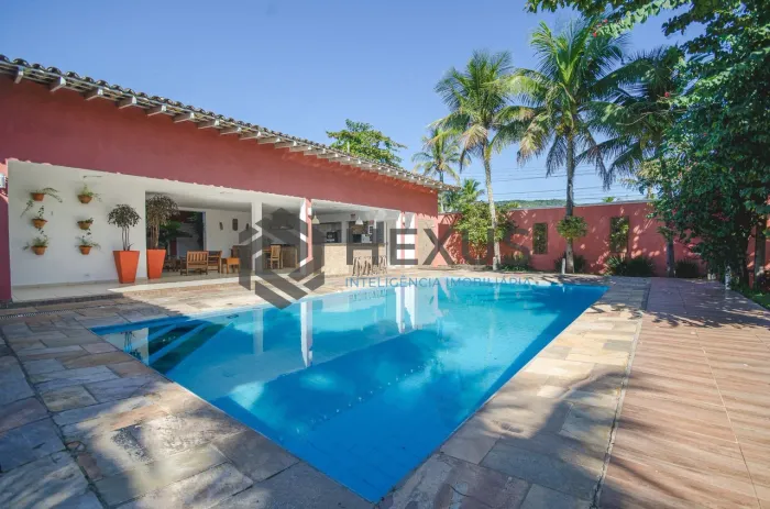 Casa com piscina e área gourmet a 350m da praia no Pernambuco, Guarujá
