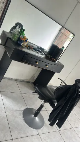? VENDO ESPELHO E BALCÃO PARA BARBEARIA ?