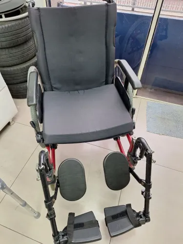 Cadeira articulada com apoio de pernas