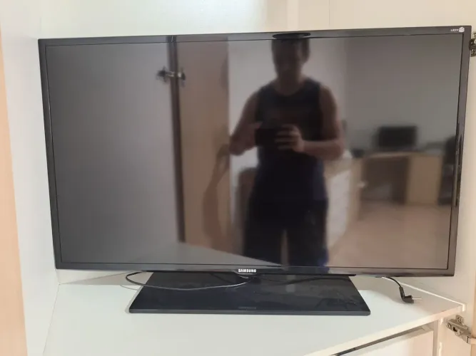 TV Samsung 40 com detalhe linha