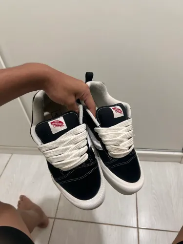 Tenis original vans knu school preto