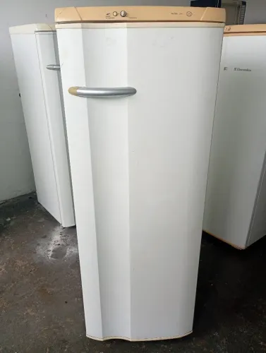 Geladeira Eletrolux gelo seco 110 vts