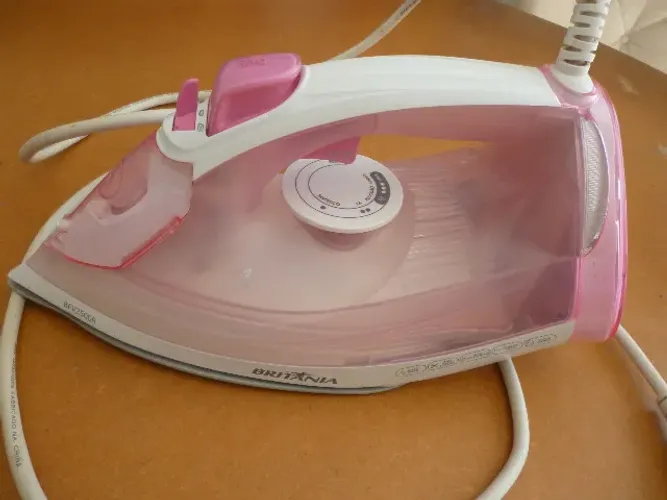 Ferro de Passar a Vapor Britânia Rosa Vapor Extra