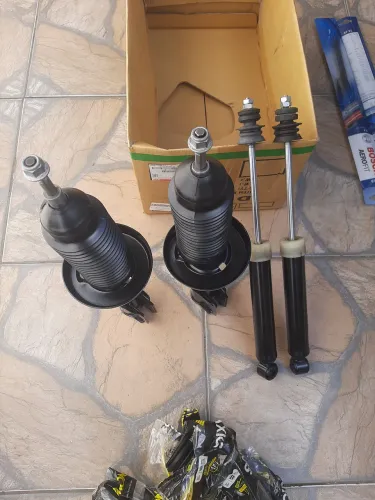 Vendo 4 amortecedores corsa celta prisma com coxins batente e coifa 